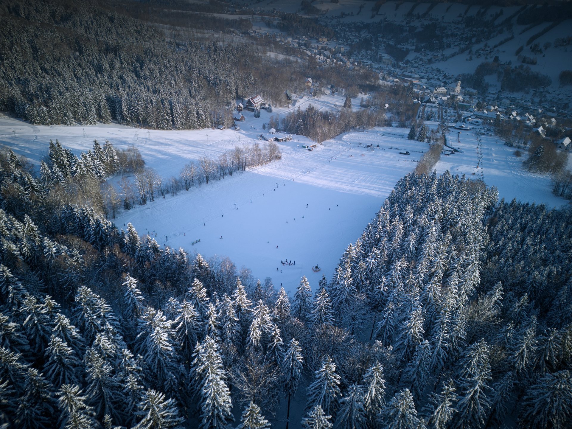 Ski areál Pařez a Rokytnice nad Jizerou z dronu za podvečerního světla