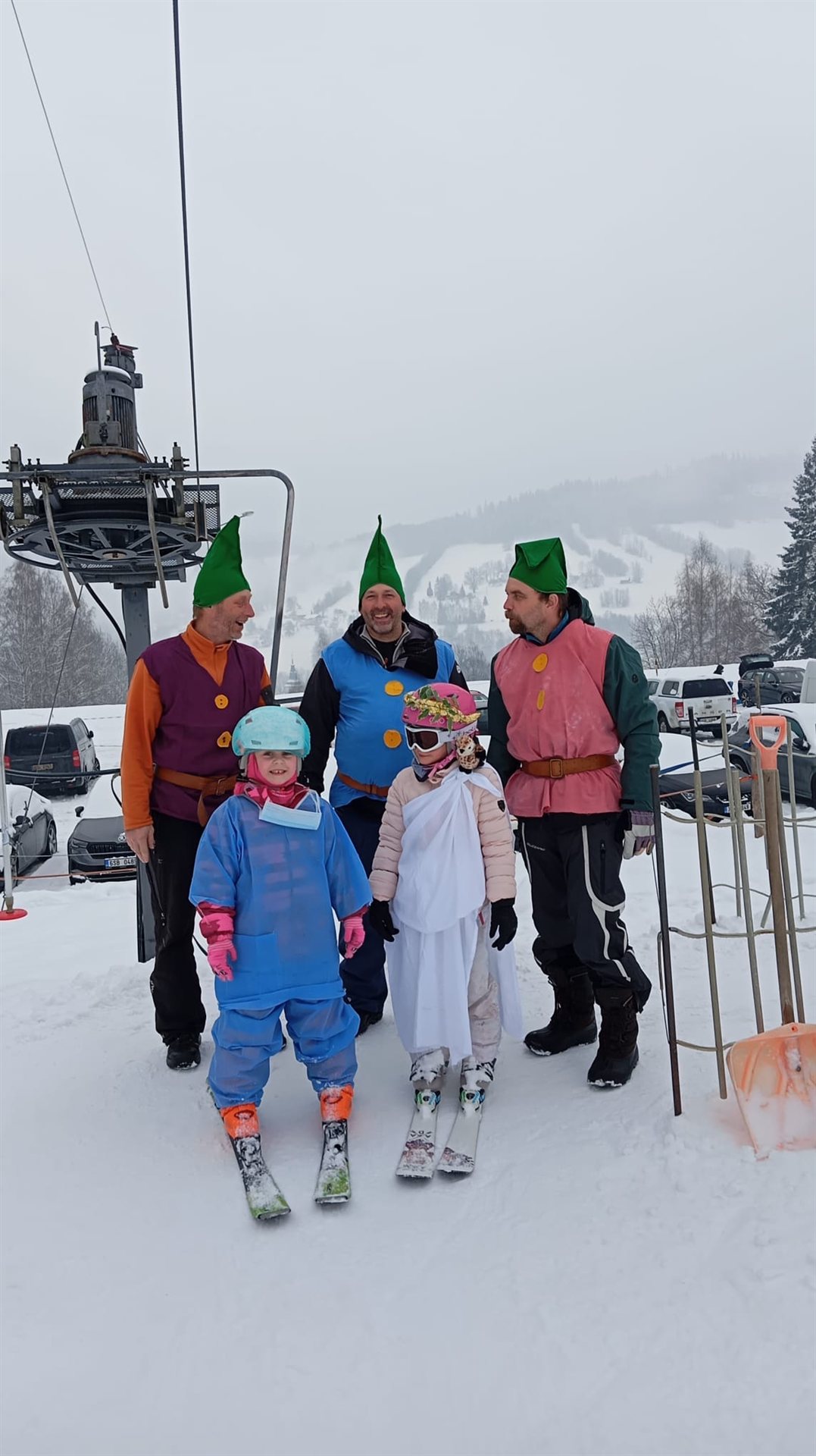 Dětský karneval na sjezdovce, vlekaři v kostýmech